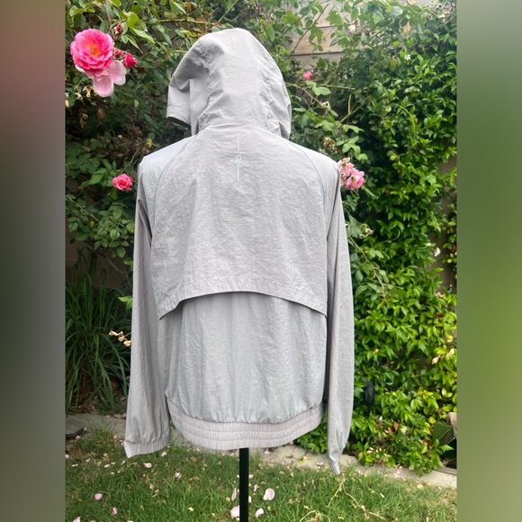 Peloton Crinkle Nylon 1/4 zip pullover beige tan size medium womens - Picture 8 of 8